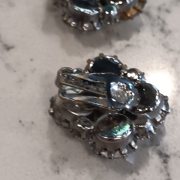 KARU ARKE INC. VINTAGE RHINESTONE CLIP ON EARRINGS. GORGEOUS - Picture 3 of 3